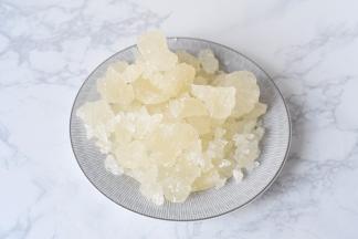 冰糖用微波炉高火转两分钟，取出后即可轻松掰成散粒。尽量用黄冰糖，我用这个黄冰糖的色泽较淡。糖可以多放点，我的量不算太多哦！因为不放水，所以柠檬膏中的汤汁完全来自冰糖和柠檬。