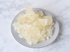 冰糖用微波炉高火转两分钟，取出后即可轻松掰成散粒。尽量用黄冰糖，我用这个黄冰糖的色泽较淡。糖可以多放点，我的量不算太多哦！因为不放水，所以柠檬膏中的汤汁完全来自冰糖和柠檬。