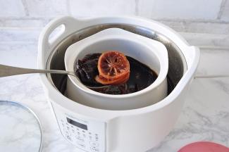 这是炖了一夜的柠檬膏，八小时的成品，大家可以炖制十个小时至十五个小时，时间越久，色泽越黑亮越浓稠越好。