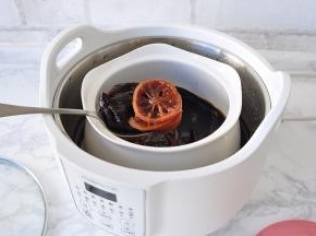 这是炖了一夜的柠檬膏，八小时的成品，大家可以炖制十个小时至十五个小时，时间越久，色泽越黑亮越浓稠越好。