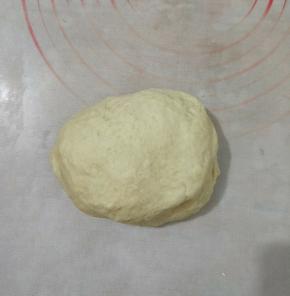 把黄油、绿豆馅、芝麻以外的材料混合，搅拌均匀后慢慢加入温水，用筷子搅成絮状，然后揉成面团到初步扩展阶段。