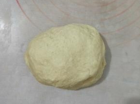 把黄油、绿豆馅、芝麻以外的材料混合，搅拌均匀后慢慢加入温水，用筷子搅成絮状，然后揉成面团到初步扩展阶段。