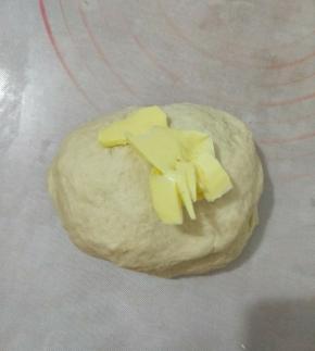 然后加入软化的黄油。