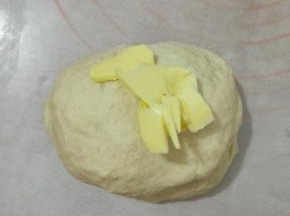 然后加入软化的黄油。