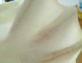 继续揉到出膜，然后把重新面团揉圆，放到温暖处发酵至原来两倍大，拉开有蜂窝状，一发结束。