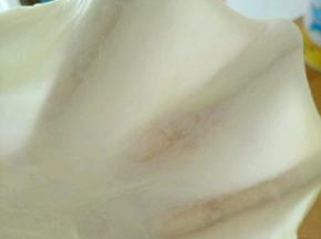 继续揉到出膜，然后把重新面团揉圆，放到温暖处发酵至原来两倍大，拉开有蜂窝状，一发结束。