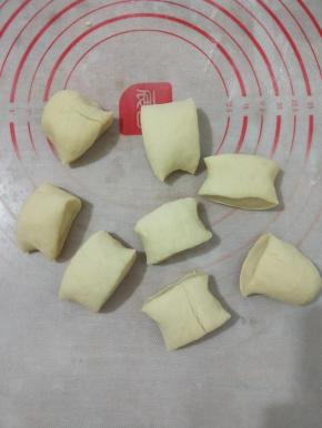 把面团重新揉成团，充分排气后分成8小块。