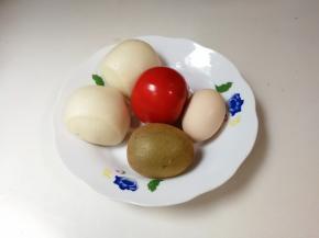 准备好食材：两个馒头，一个番茄，一个猕猴桃，一只鸡蛋