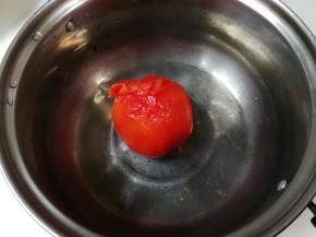 番茄放入开水烫几分钟，剥去皮