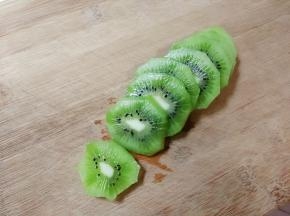 猕猴桃削去皮切成片