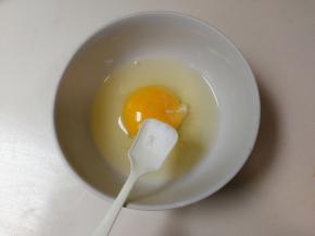 鸡蛋打入碗中放少许盐