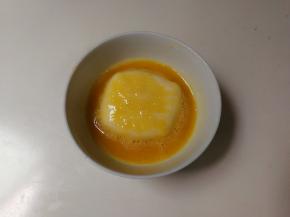 馒头片放入碗中沾满蛋液