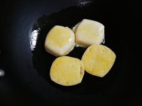 锅热放入适量红花茶油，放入馒头片中火煎至金黄