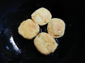 翻面再煎至金黄出锅