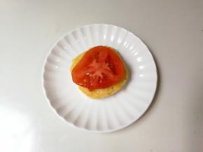 盘中放入馒头片，再放一片番茄