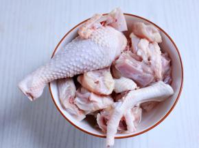 将半只鸡砍块，清洗干净。