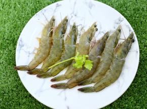 鲜虾去虾线，清洗干净。