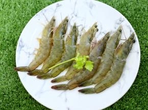 鲜虾去虾线，清洗干净。