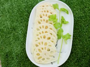 莲藕切成薄片。