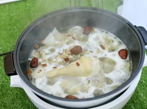 加入鸡肉，和红枣枸杞等，大火烧开之后中火煮上半个小时。这时候就可以喝汤，鸡肉也都熟了。