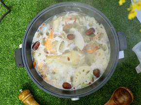 .鲜虾和莲藕等喝了汤之后再放，这样味道才不会混一起。