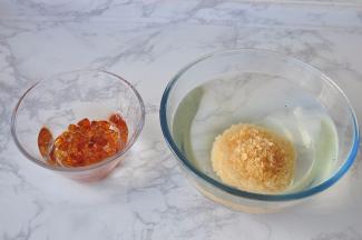 桃胶要提前泡发，一身都要泡10小时以上，银耳也提前两个小时泡发。室温低时，您也可以同时间泡上。