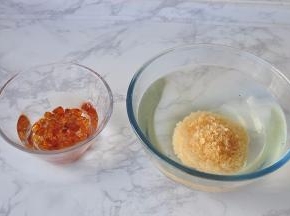 桃胶要提前泡发，一身都要泡10小时以上，银耳也提前两个小时泡发。室温低时，您也可以同时间泡上。