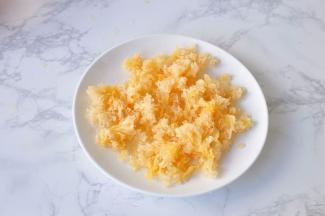 去掉根部，撕成小朵。