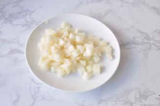 梨去皮去核也切成小丁备用。