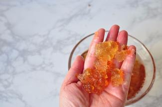 一小把桃胶就能泡发出很大，所以大家要注意，好的桃胶一般会膨胀10倍大左右。泡好的桃胶可以轻松去掉沾的黑色杂质。