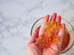 一小把桃胶就能泡发出很大，所以大家要注意，好的桃胶一般会膨胀10倍大左右。泡好的桃胶可以轻松去掉沾的黑色杂质。