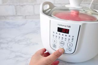 将隔水炖锅加水至水位线，放进炖盅，选择桃胶功能。如果没有，您选择两小时。我的炖盅桃胶功能是1小时，但我喜欢炖出的滑嫩如果冻般的口感，所以我定时两个小时。