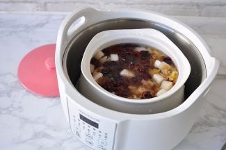 锅中水沸腾后，锅体开始显示倒记时时间，把蔓越莓干放入，盖上盖子，安然入睡即可。如果觉得麻烦，蔓越莓干也可以在一开始就放入，然后就不用管了，让它自已工作即可。