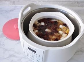 锅中水沸腾后，锅体开始显示倒记时时间，把蔓越莓干放入，盖上盖子，安然入睡即可。如果觉得麻烦，蔓越莓干也可以在一开始就放入，然后就不用管了，让它自已工作即可。