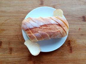 小面包切成1厘米厚的片状，直接用土司片也可以的