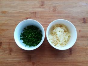 蒜米去皮切成蒜蓉，葱花洗净后切小段