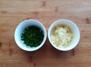 蒜米去皮切成蒜蓉，葱花洗净后切小段