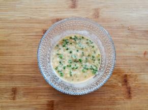 取一个干净的小碗，放入30克法式沙拉酱，蒜蓉和香葱，加入1克小苏打混合均匀（加小苏打可以让葱花保持绿色）