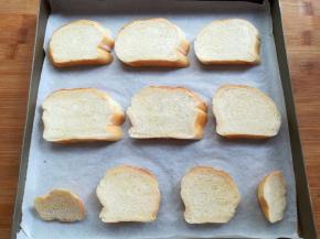 把切好的面包片放到烤盘里摆放整齐