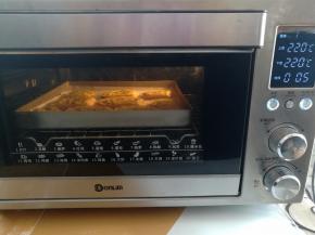 面包片放入预热好的烤箱中下层，上下火220度烤5分钟