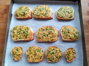 烤好的蒜蓉面包片取出凉一下就可以吃了