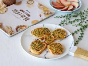 法式蒜蓉面包片搭配水果，早餐营养满满