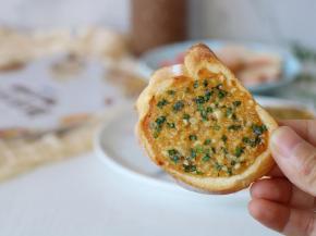 用沙拉酱代替黄油，热量和脂肪相对来说比较少，健康一些