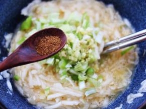 最后加入花椒粉增加口感。