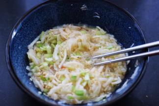 用筷子搅拌均匀后。