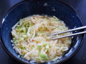 用筷子搅拌均匀后。