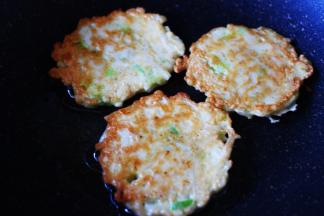 一直把萝卜面糊煎至两面金黄色即可关火。