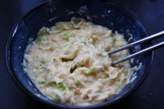 看见面粉呈黏糊的状态后就可以了。