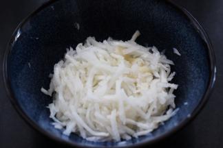 看见腌制的萝卜丝变软的时候。