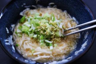 再加入用刀切碎的葱姜末。